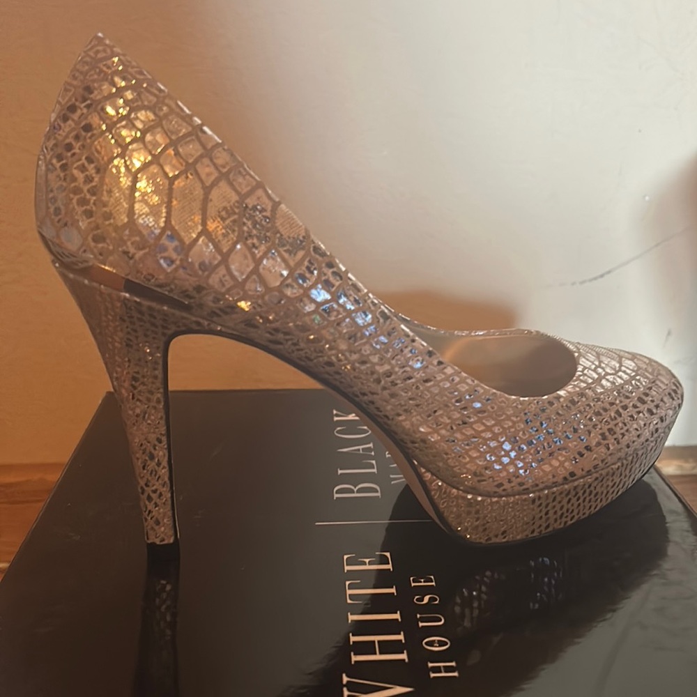 Only worn to try on didn’t wear. Couldn’t wear heels after a surgery.